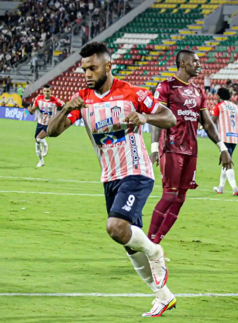 FOTO PRENSA JUNIOR El festejo de Borja por el primer gol.