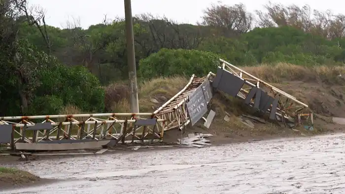 Destrozada. Estructura de ingreso al parador South (ex Sotavento)