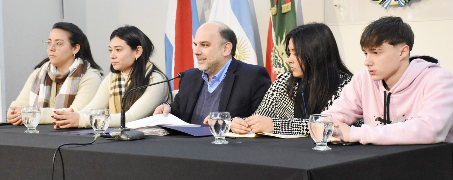 La municipalidad y Estudiantes Concordienses Unidos firmaron el convenio para el uso de los galpones