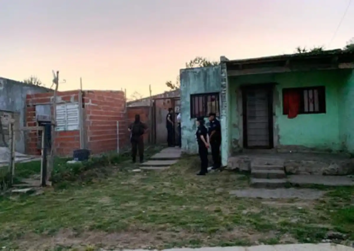 Dos personas detenidas y una prófuga tras dos allanamientos realizados en el barrio Zabalet