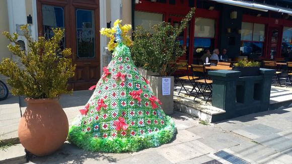 Las “Abejitas Laboriosas” se preparan para una nueva Navidad con otro arbolito tejido al crochet