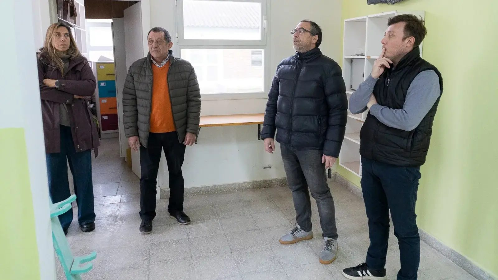 Recorriendo. El intendente Julio Marini junto al secretario General de Obras Públicas, Diego Rosseti; la arquitecta Bernarda Pifano; y el director General de Relaciones con la Comunidad, Andrés Marini