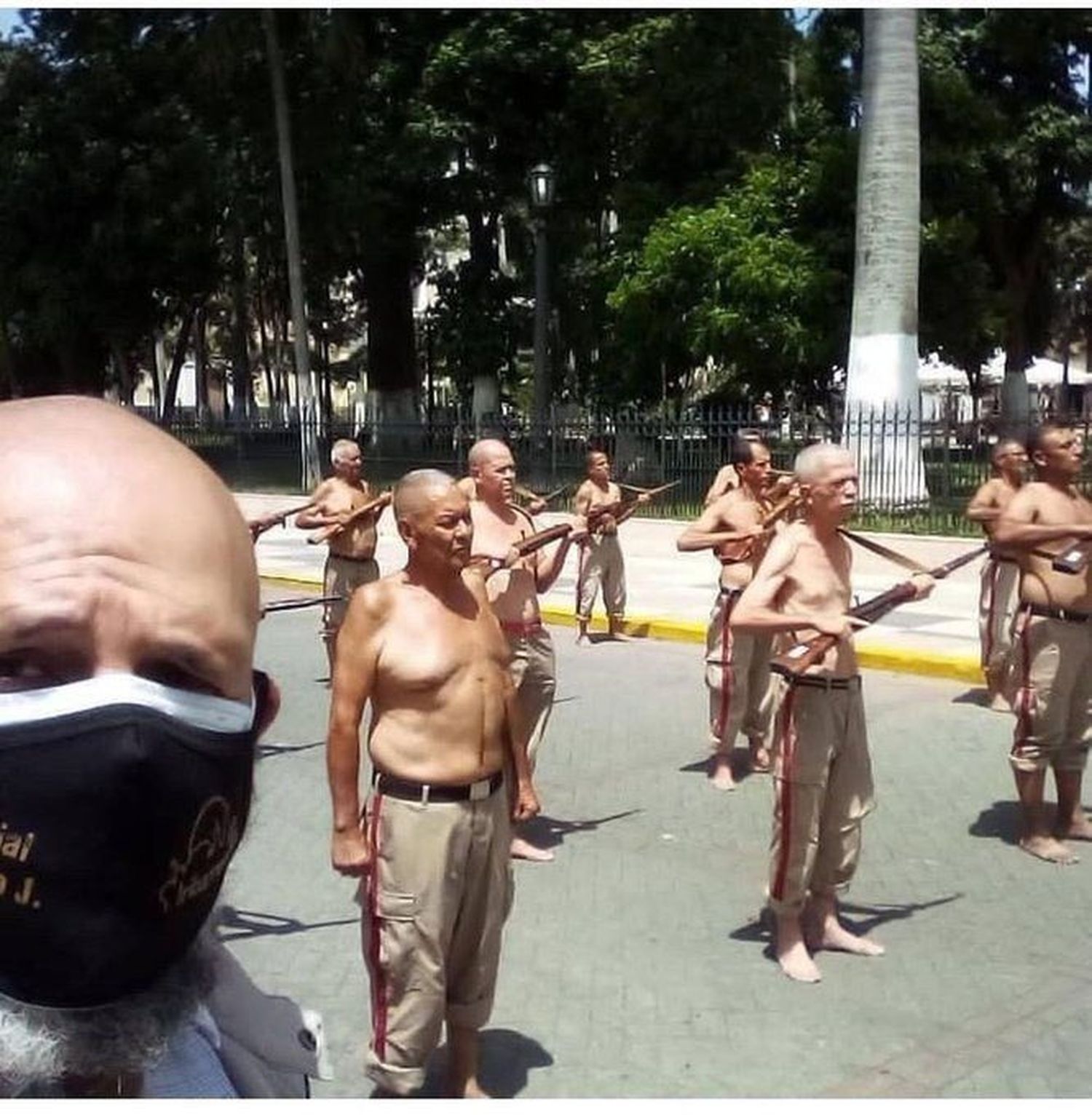 HUMILLADOS Milicianos en Venezuela “entrenan” semidesnudos y descalzos