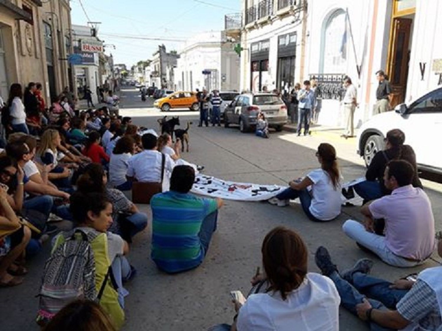 Sentada de los docentes en adhesión al paro