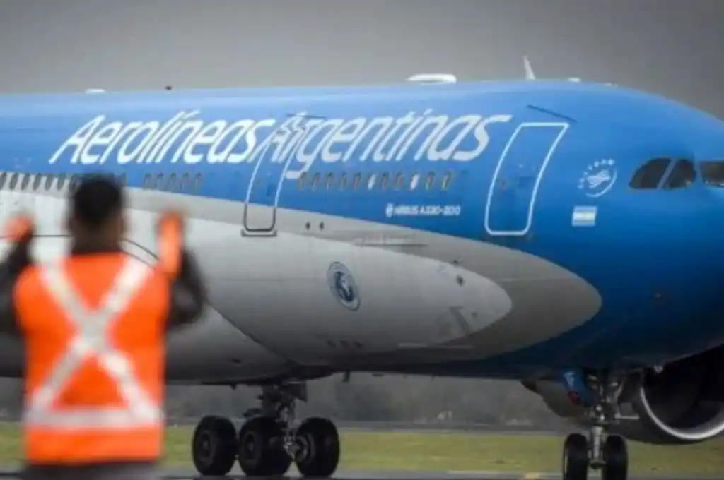 Los pilotos desviaron un trayecto y realizaron un aterrizaje de emergencia