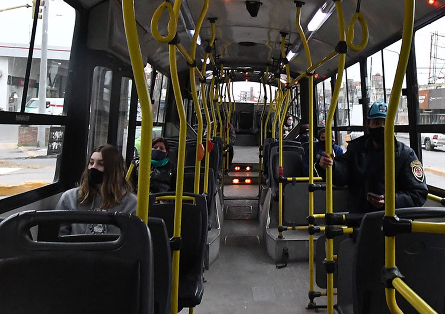Transporte público: Autorizan hasta 10 trabajadores esenciales parados en colectivos en horario pico