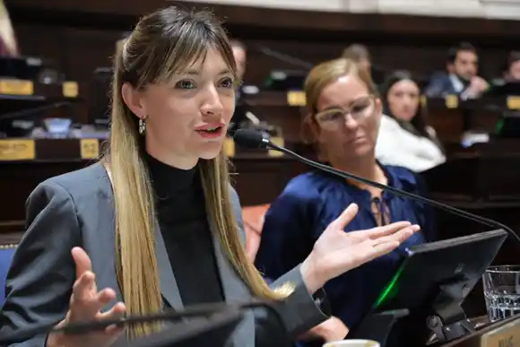 Klug: "Queremos abrazar las escuelas de gestión social y cooperativa que garantizan educación donde el Estado no llega"