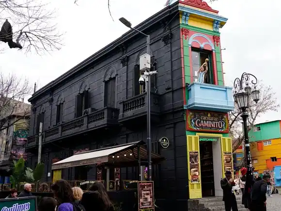 Una pared de Caminito quedó pintada de negro por una  publicidad de una serie de Netflix