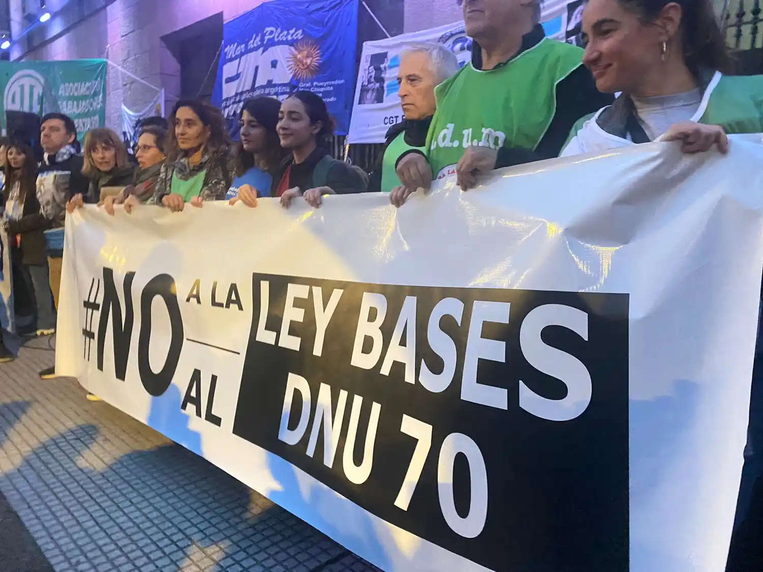 Miles de personas en la marcha y movilización por la Ley Bases, tras concentrar en el Municipio.