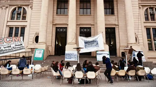 Los docentes de la UNR votaron no reiniciar las clases tras el receso