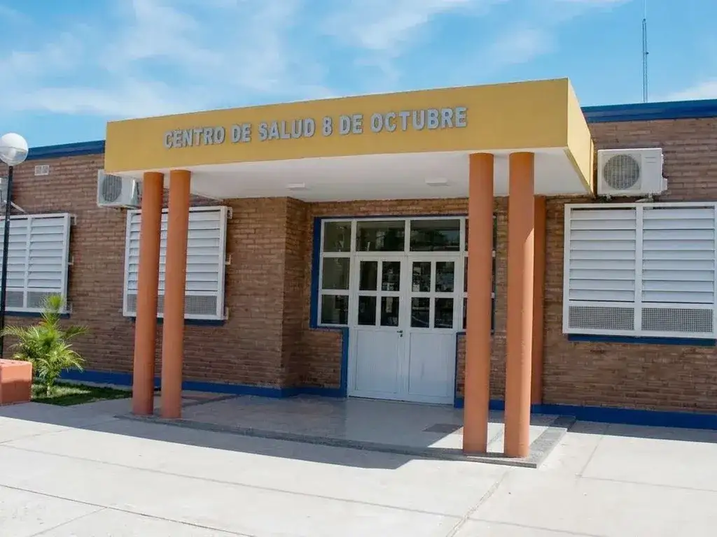 Fachada del Centro de Salud 8 de Octubre en Formosa, un edificio de ladrillo visto con columnas amarillas que celebra un nuevo aniversario brindando atención médica esencial a la comunidad local en sus instalaciones renovadas.