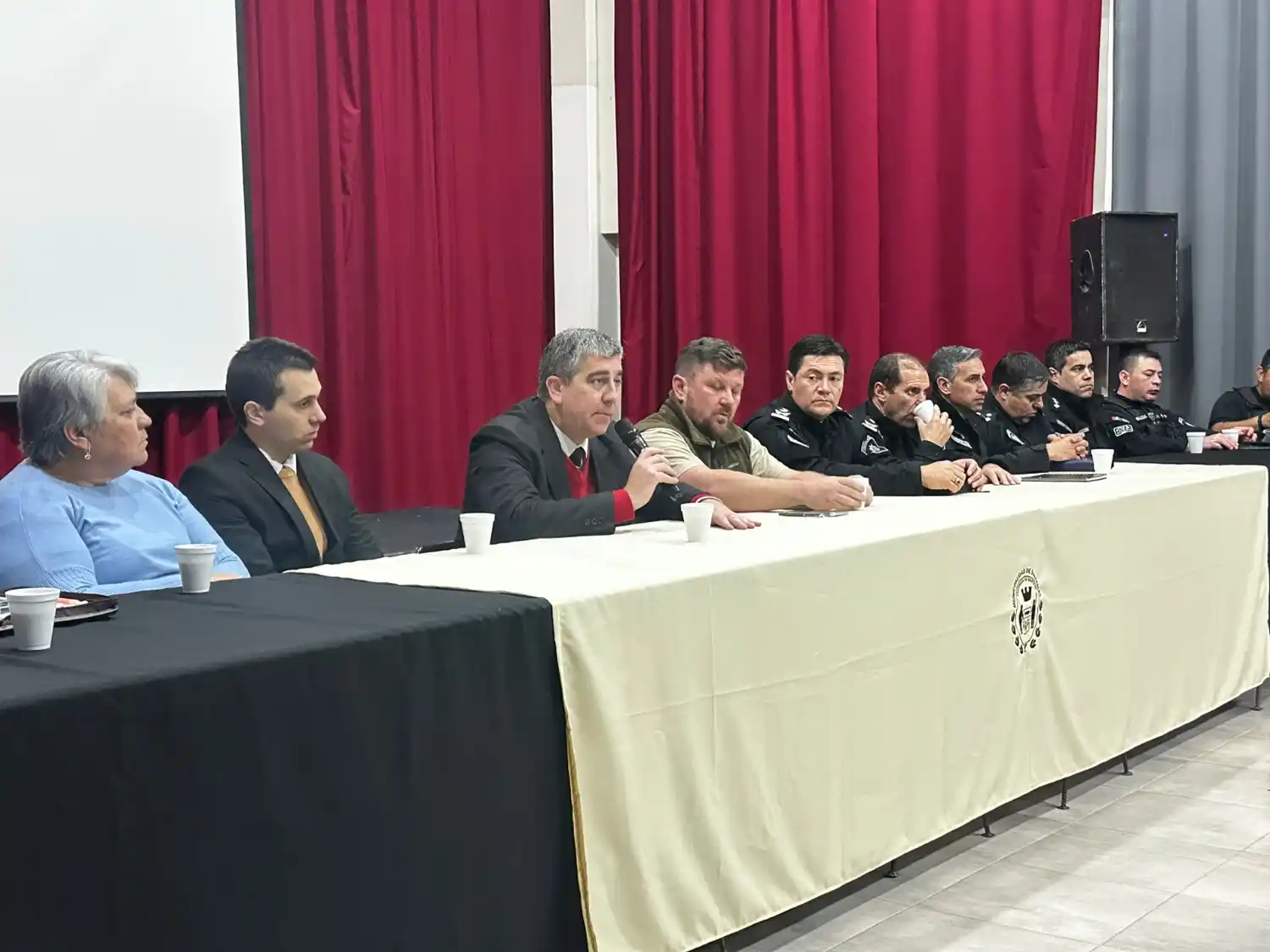 Participaron autoridades políticas, policiales, de educación y representantes de instituciones barriales. - 1