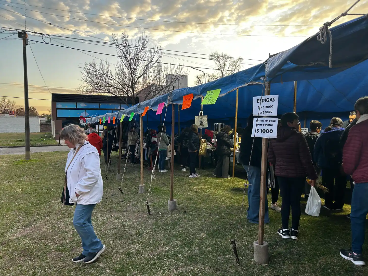 Con fe y esperanza, Rafaela peregrina hacia la Parroquia San Cayetano pidiendo pan, paz y trabajo - 1