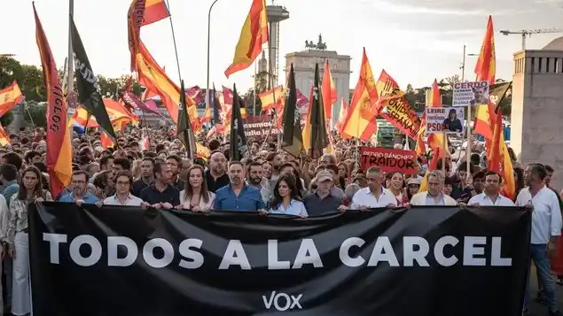Indignados. Abascal, de camisa azul, encabeza la marcha de VOX. Foto: El Debate.