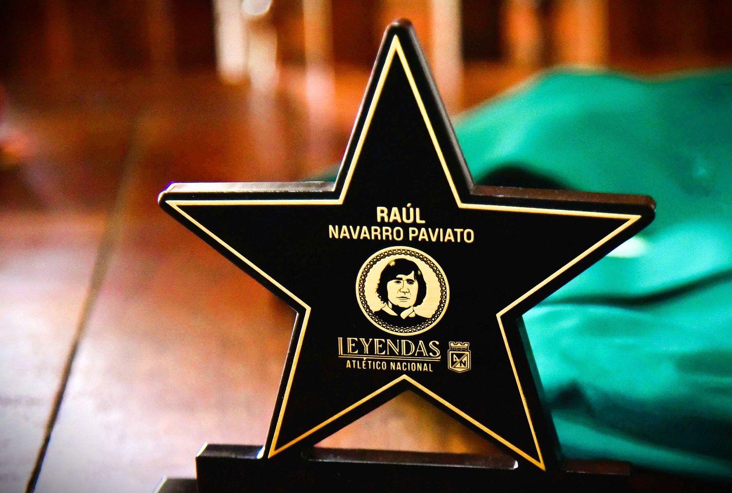 Distinción en honor a Raúl Navarro, reconocido como una de las grandes leyendas de Atlético Nacional de Medellín, destacando su legado imborrable en el fútbol colombiano.