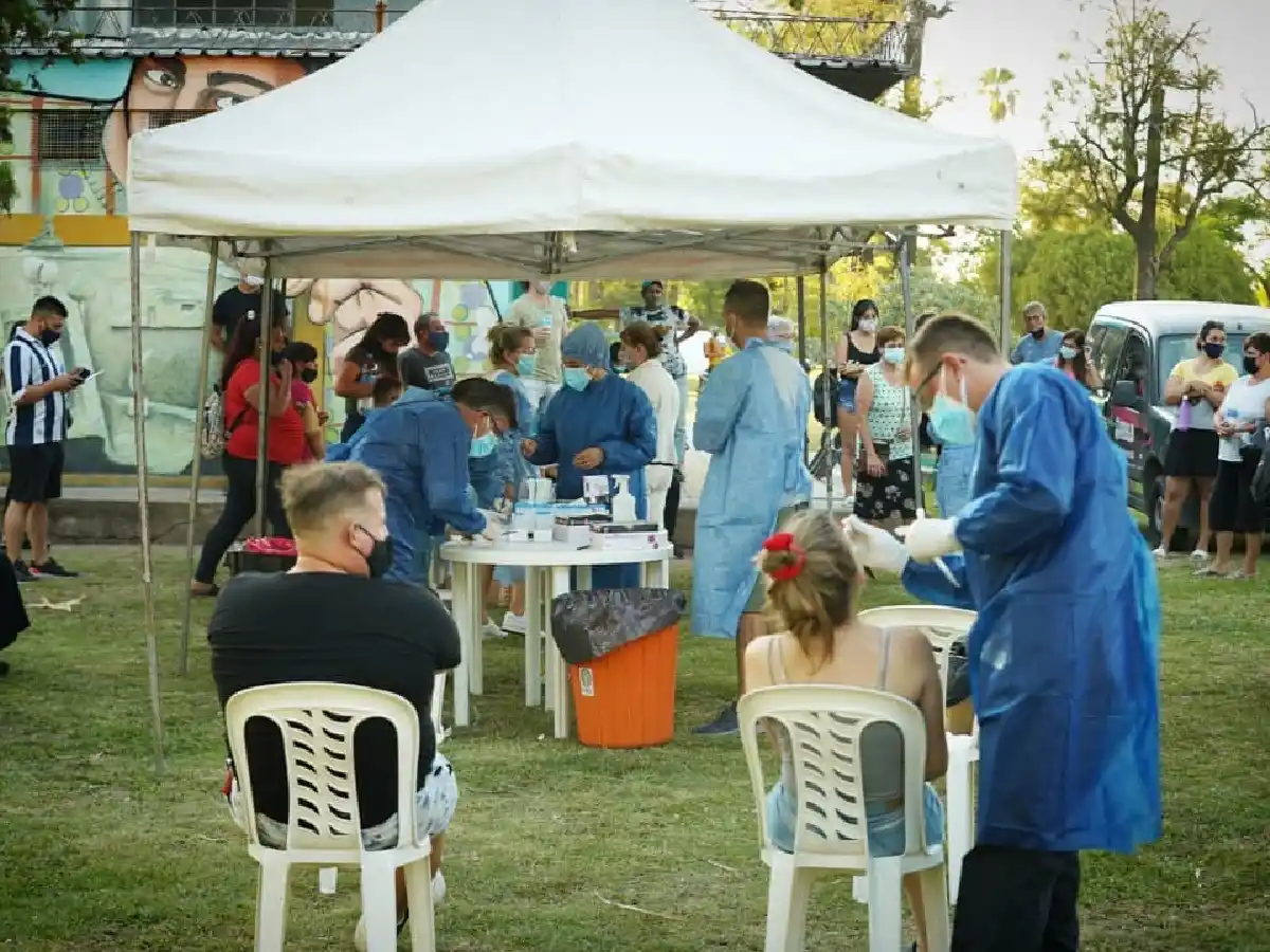 Operativo covid en la plaza: 137 positivos entre las 855 personas testeadas