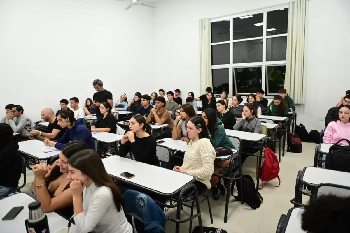 "Vamos a la Universidad": invitan a estudiantes secundarios a clases apoyo gratuitas para materias clave de la facultad