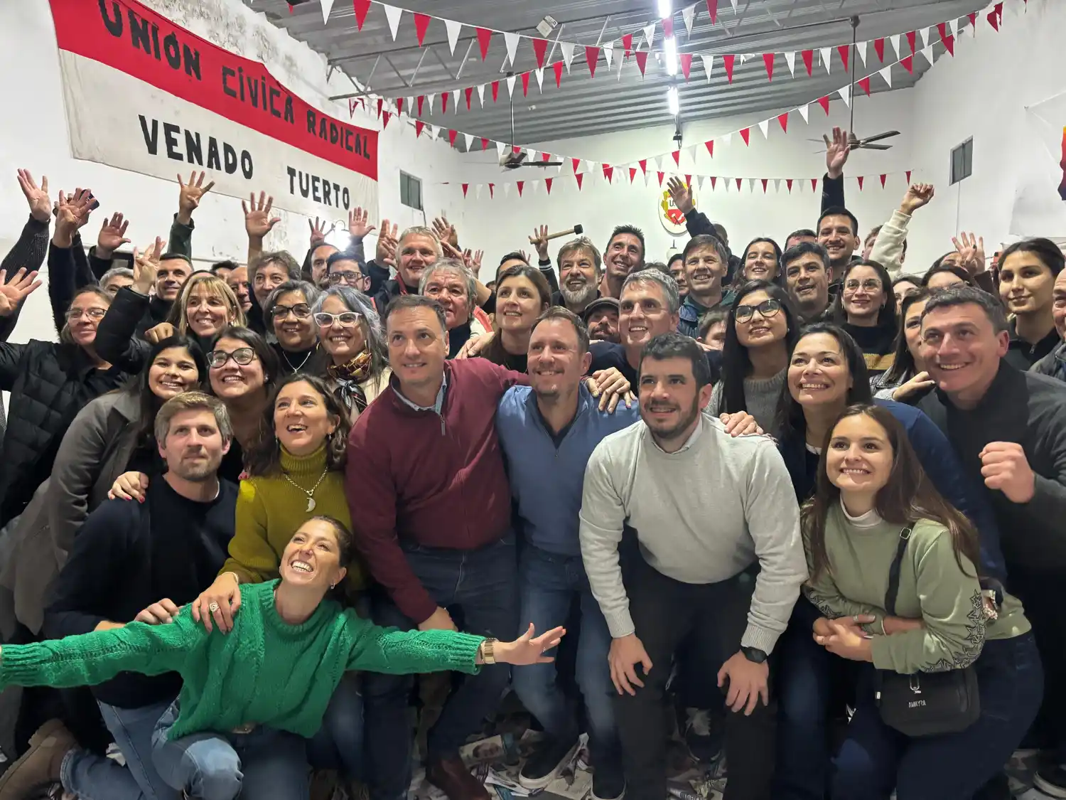 Juan Ignacio Pellegrini, Lisandro Enrico y Leonel Chiarella, entre otros dirigentes, durante los festejos en el Comité de la UCR. Foto: Gentileza