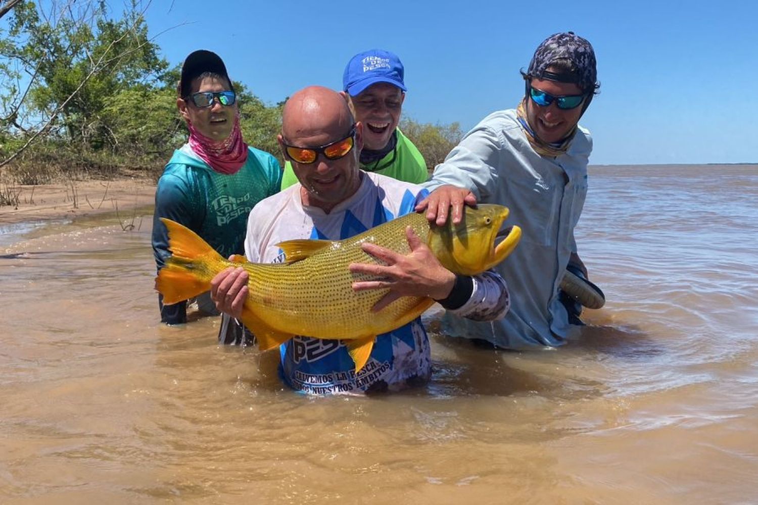 Pescaron un dorado de 15 kilos y luego lo devolvieron al río en La Esquina