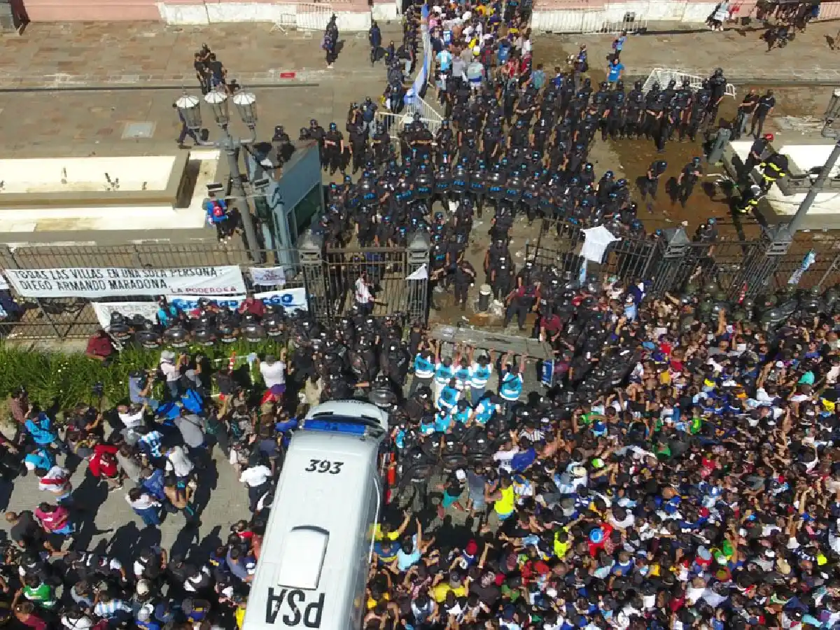 Comenzó el cortejo fúnebre al cementerio de Bella Vista