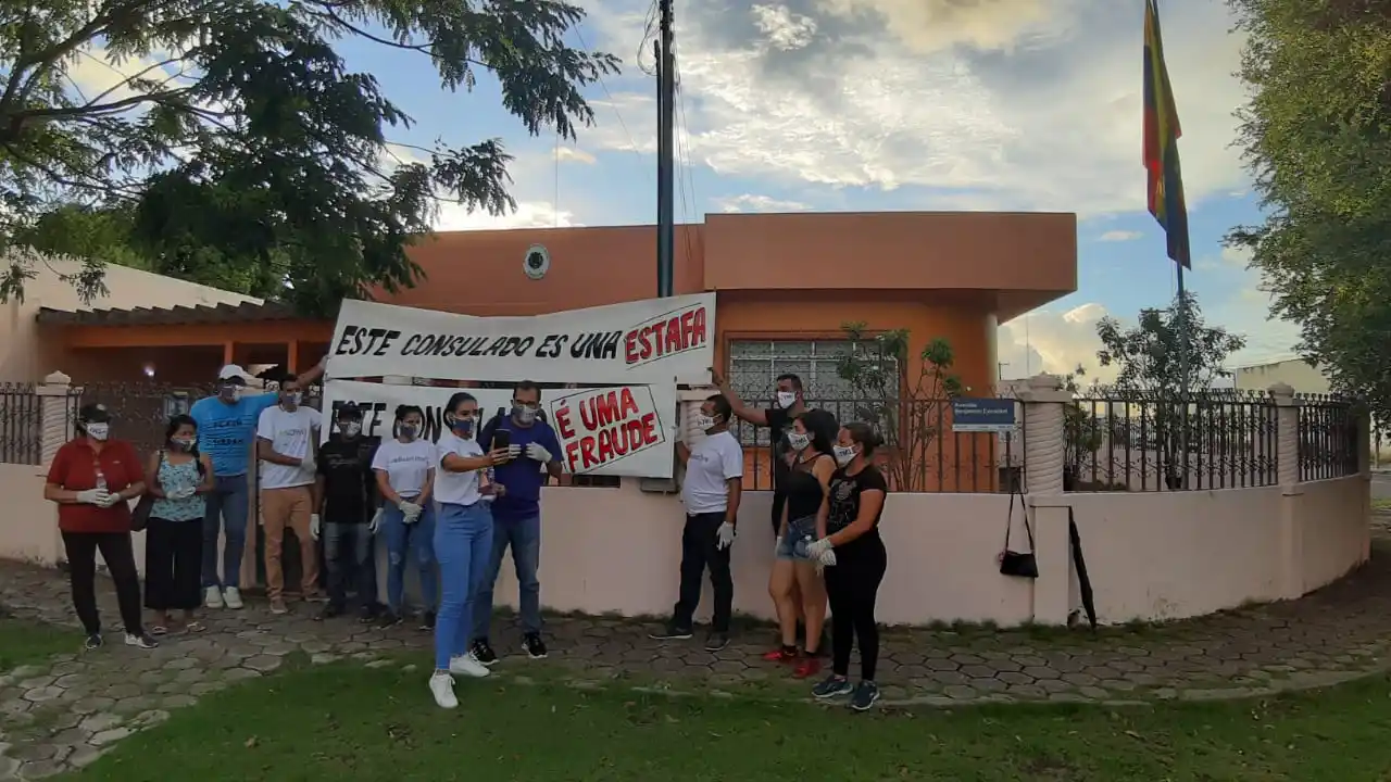 «Ni un dólar más»: venezolanos protestan contra tarifas del Consulado de Venezuela en Brasil