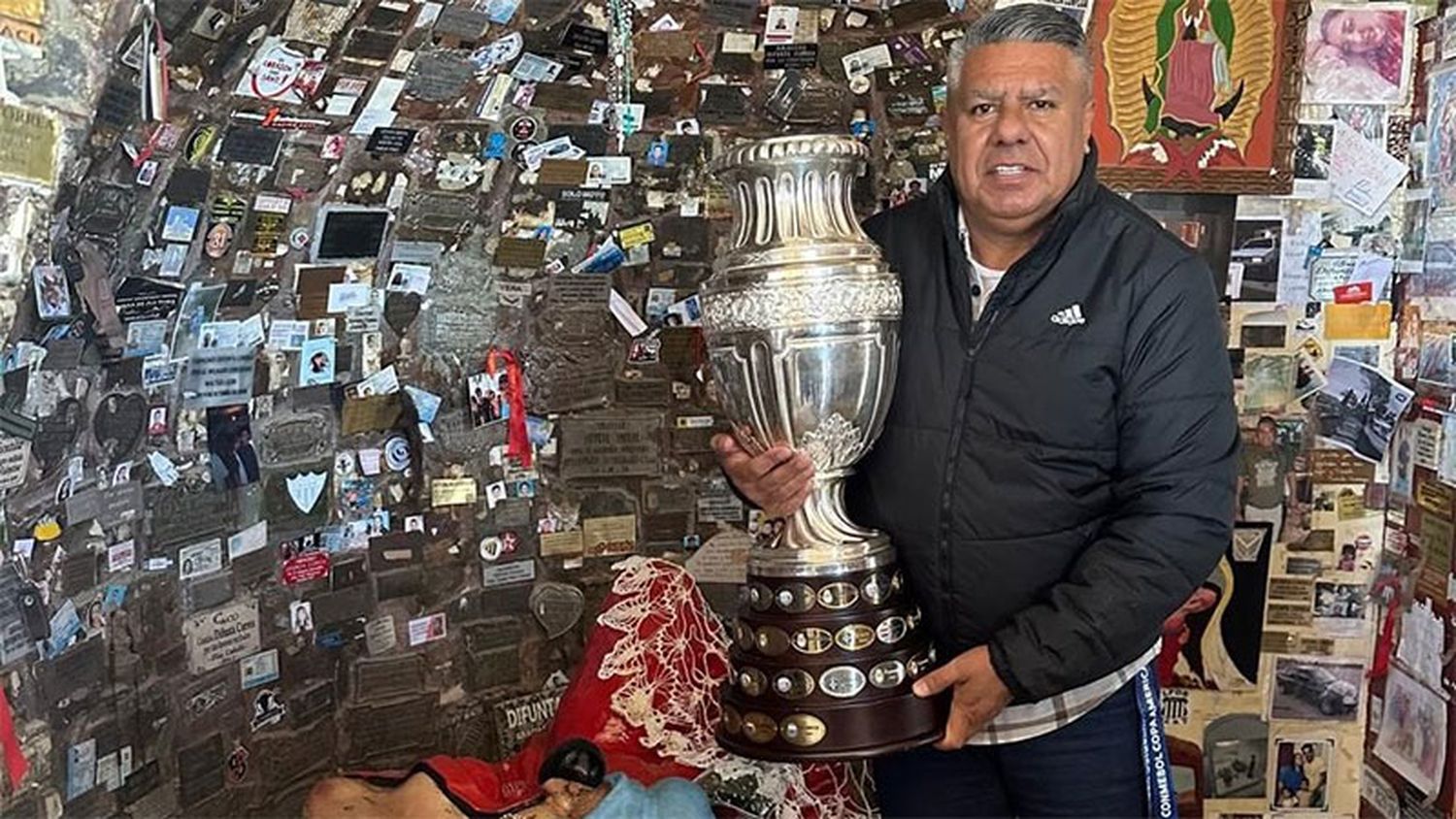 Tapia cumplió una promesa: a quién le llevó el trofeo de la Copa América