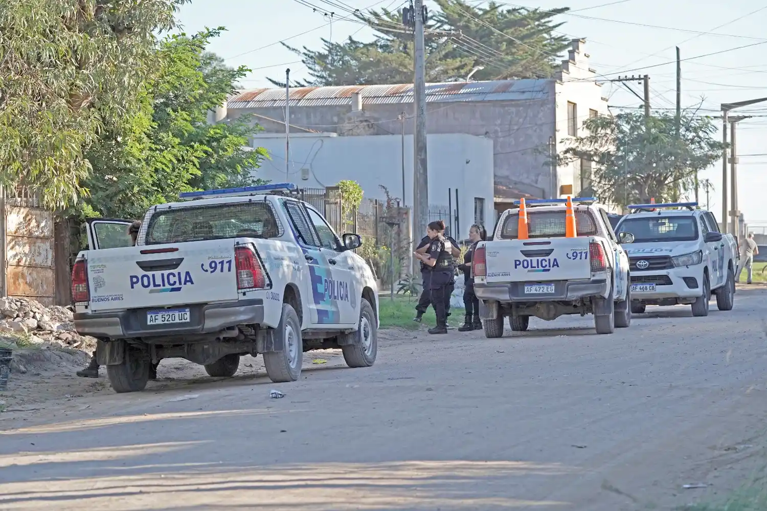 Personal del Comando de Patrullas en pleno operativo en un inmueble de calle 86