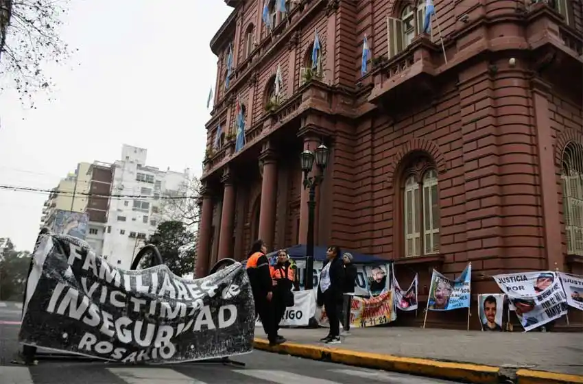 Familiares de víctimas de inseguridad acampan enfrente de la Municipalidad: «Necesitamos más acompañamiento del Estado»