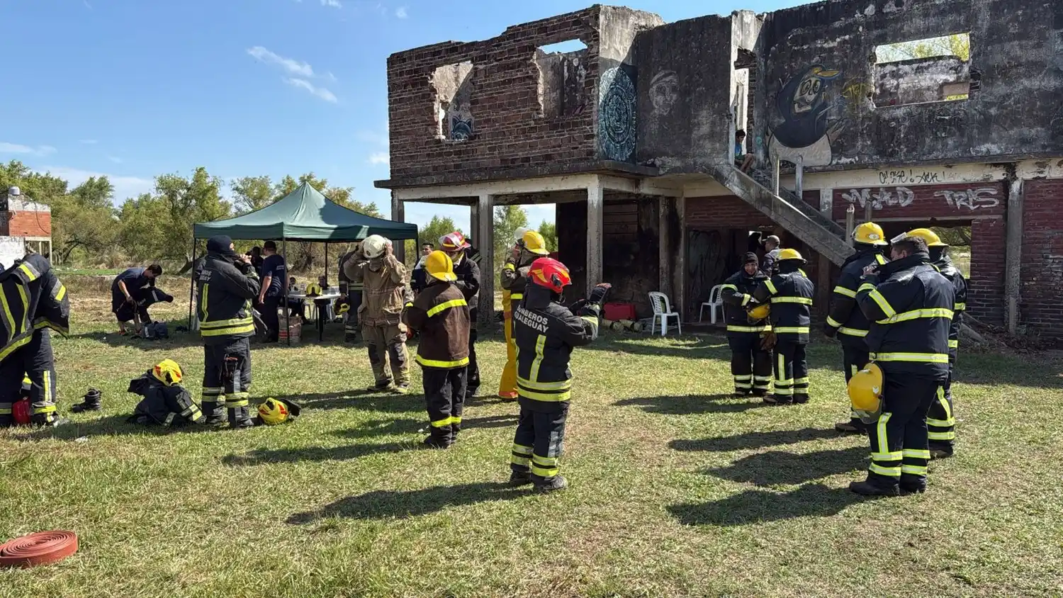 Bomberos se capacitan en incendios estructurales en Costanera
