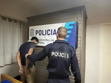Según el informe policial, la detención se llevó a cabo en la intersección de De los Granaderos y Estrada, donde fue interceptado Sebatián Miqueas Medrano.