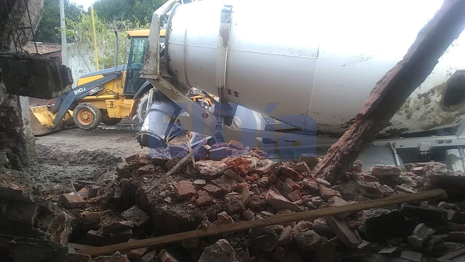 Volcó un camión con hormigón y quedó empantanado en el barro