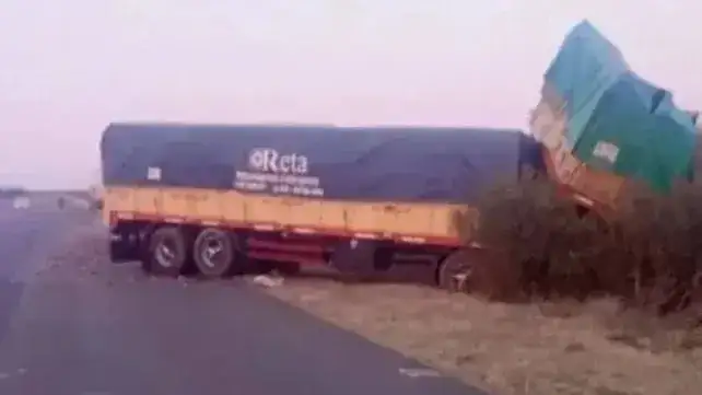 Dos camiones chocaron de frente en la Ruta 6 a la altura de Maciá
