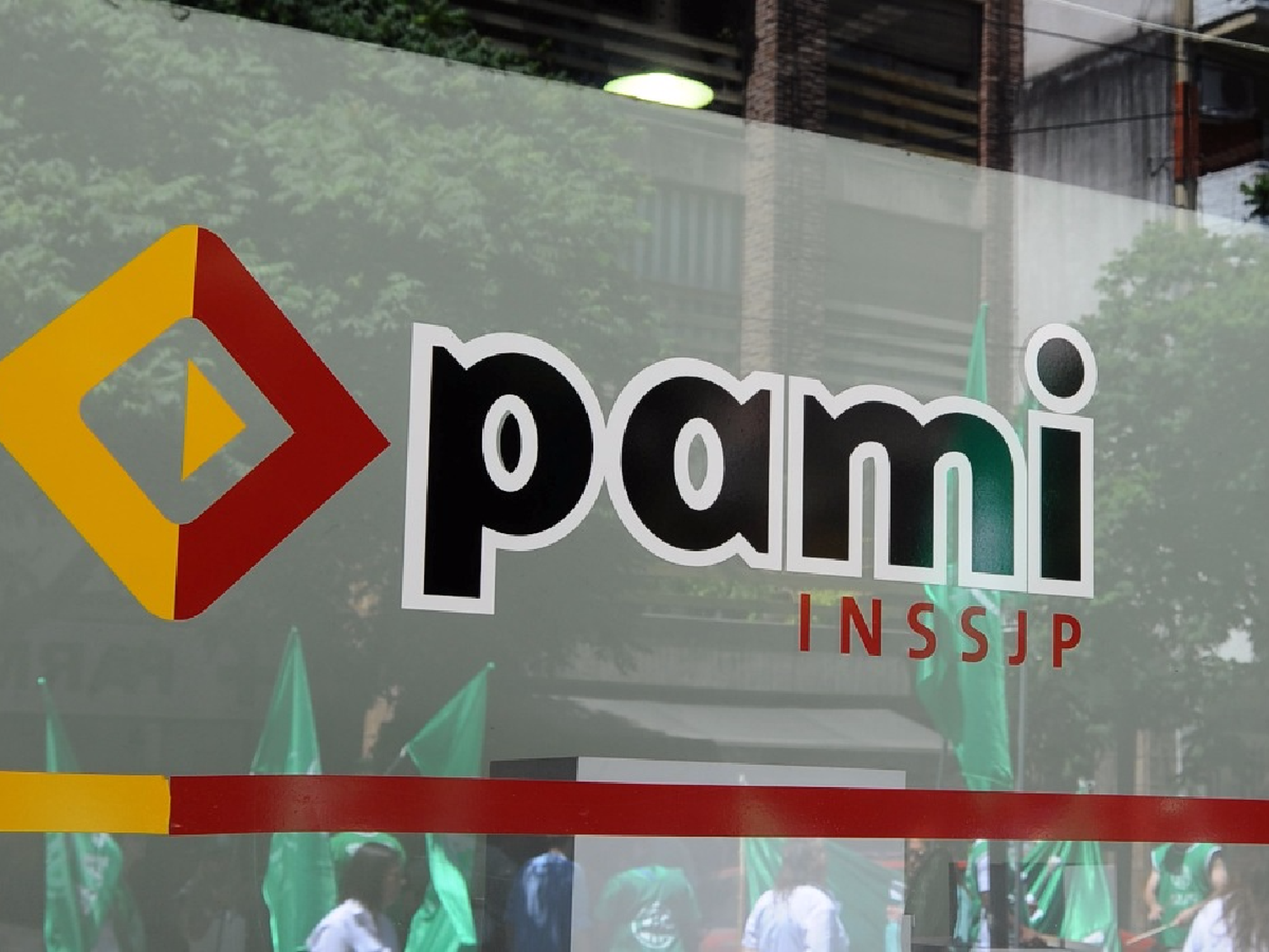 Entregan bolsones del Pami en San Francisco