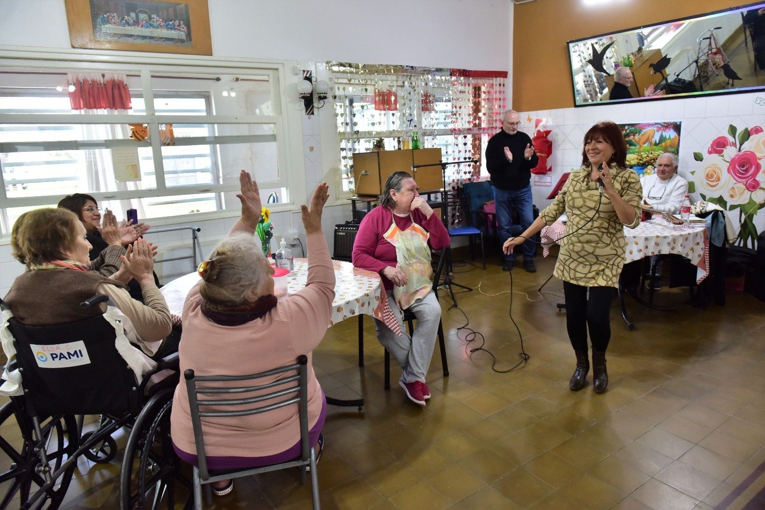 Música, baile y un abrazo al alma para los adultos mayores.