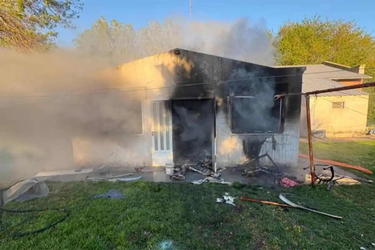 El fuego se habría originado a partir de una falla en un termotanque