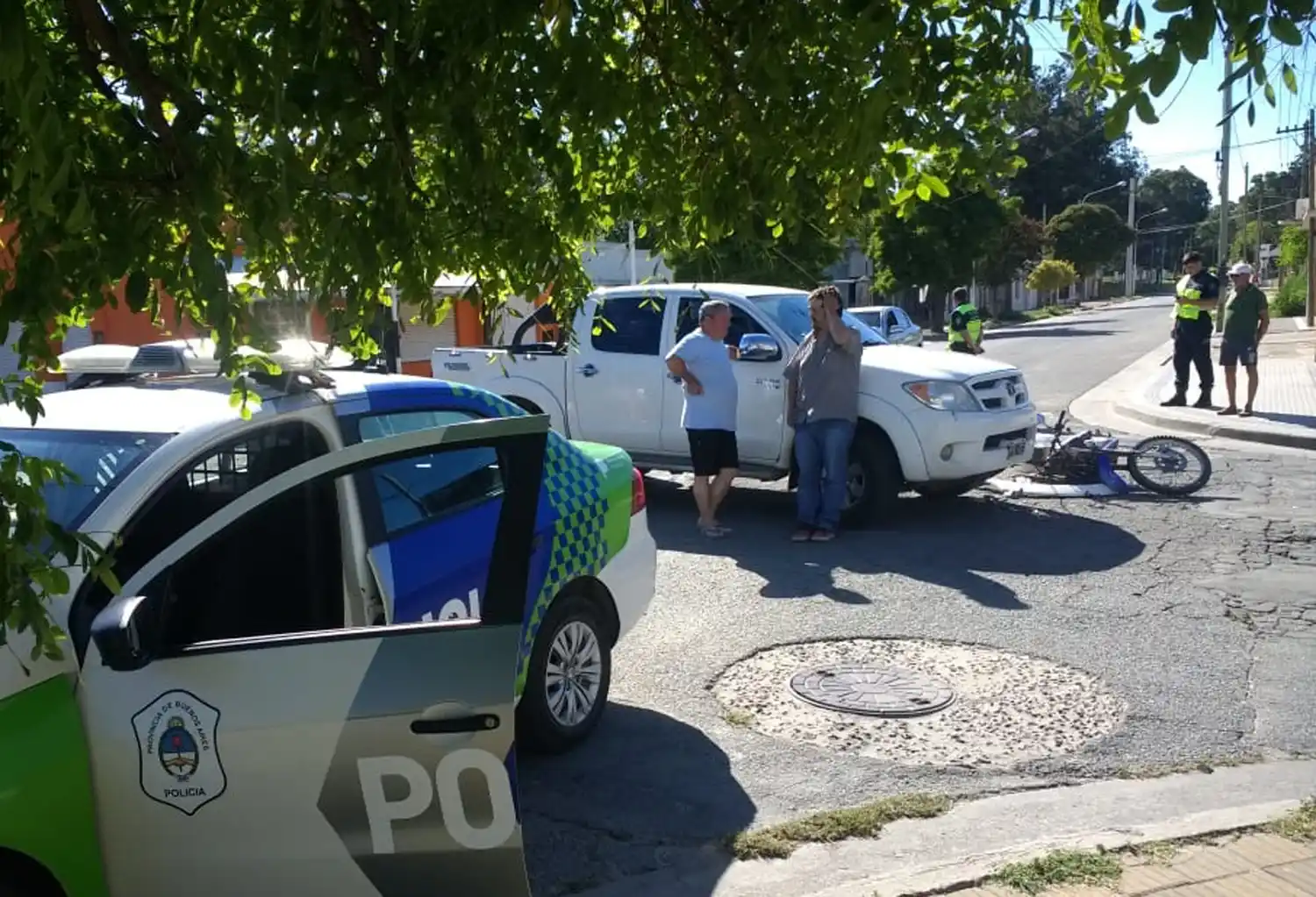 Un motociclista sufrió heridas al chocar con  una camioneta en Figueroa y Maritorena