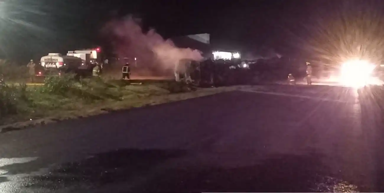 El siniestro provocó un incendio que destruyó completamente el vehículo y su carga.