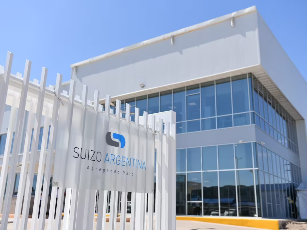El dueño de la droguería estaba con 266.000 dólares guardado en sobres y $7 millones de pesos en su auto, en plena madrugada