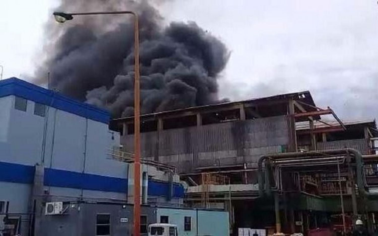 Susto y tensión por el voraz incendio en una refinería de YPF en Ensenada