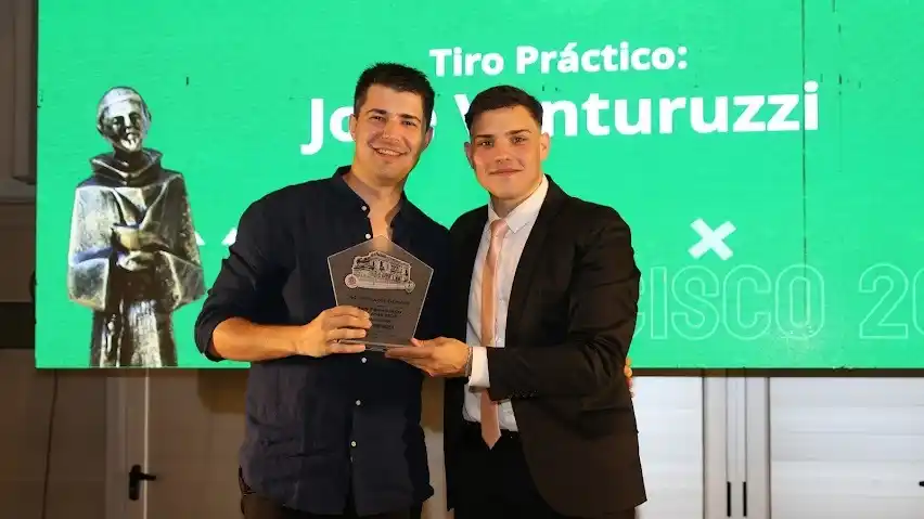 José recibiendo el San Francisco de Asís al mejor deportista en Tiro práctico en la Fiesta del Deporte 2025