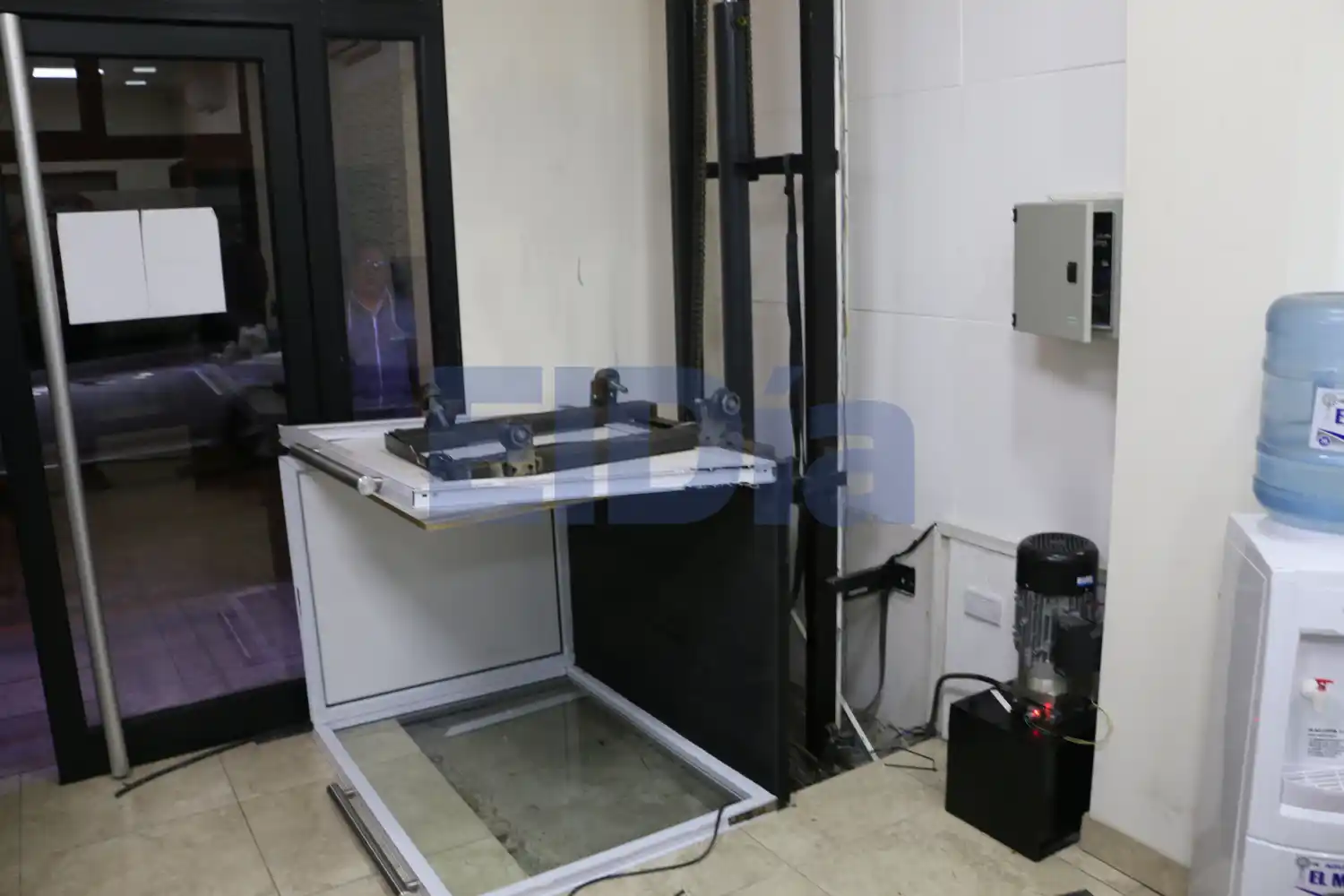 Las cinco fotos de la caída del ascensor en la Caja de Jubilaciones y el motivo de su derrumbe