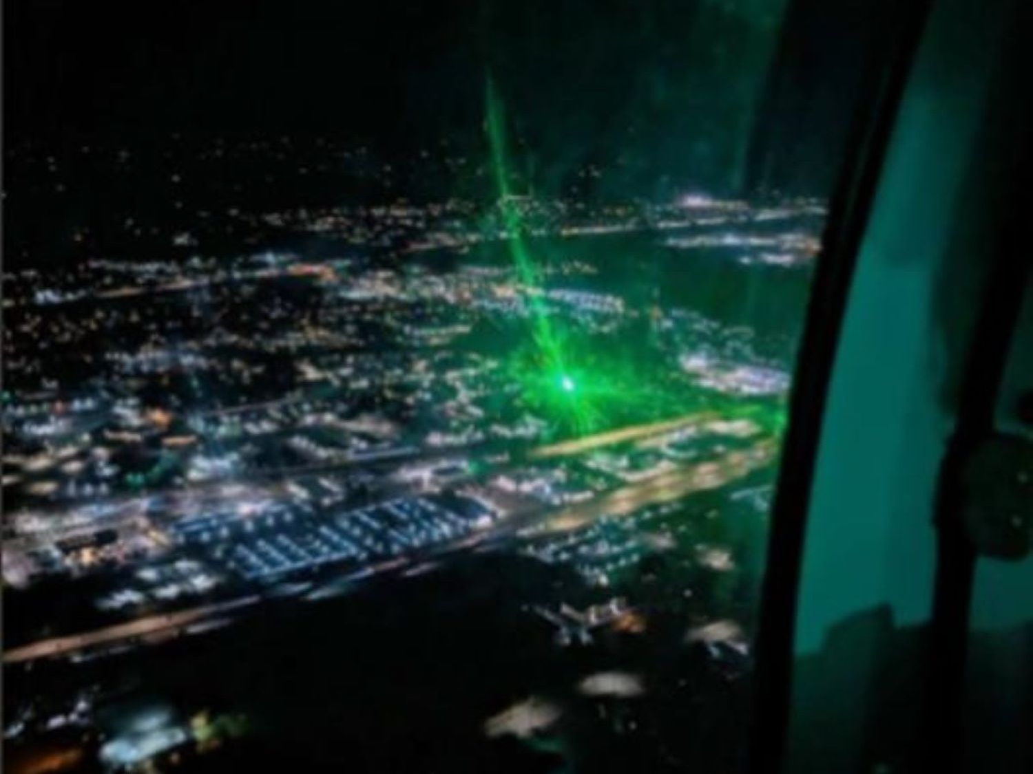 Washington: el FBI ofrece recompensa de USD 10.000 por información sobre ataques con láser a aviones comerciales