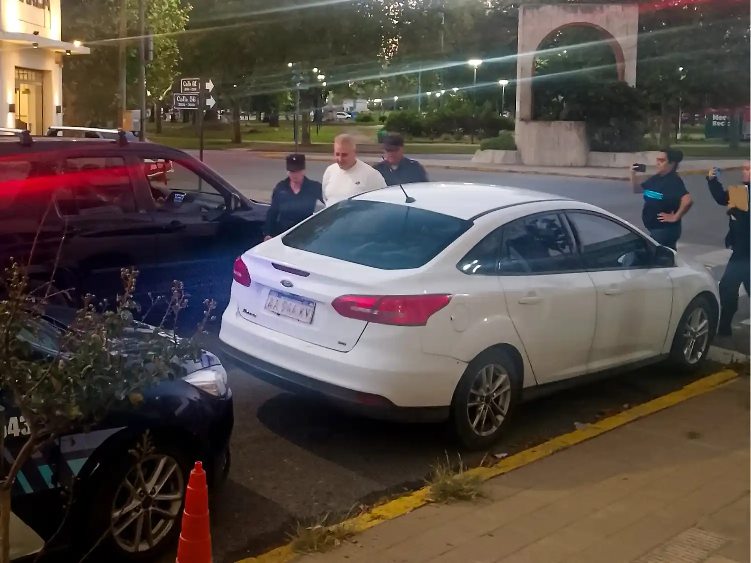 Los detenidos son trasladados por personal de Policía Federal a los vehículos para el viaje a la cárcel de Batán