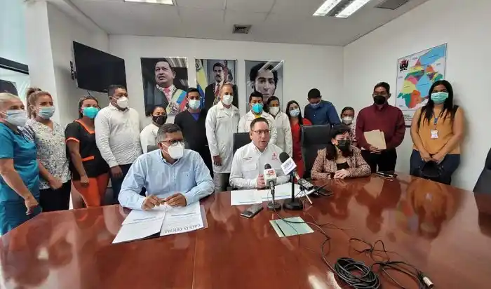 ¿CAÍDA Y MESA LIMPIA? Denuncian a Manuel Rosales por despidos de personal sanitario
