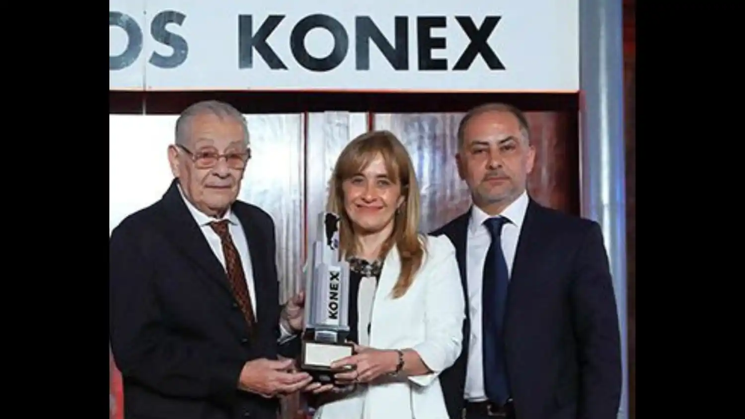 "Rudy" Goerner junto a María Silvia y Gustavo, dos de sus hijos, el día que la Fundación Konex distinguió a Nelson.