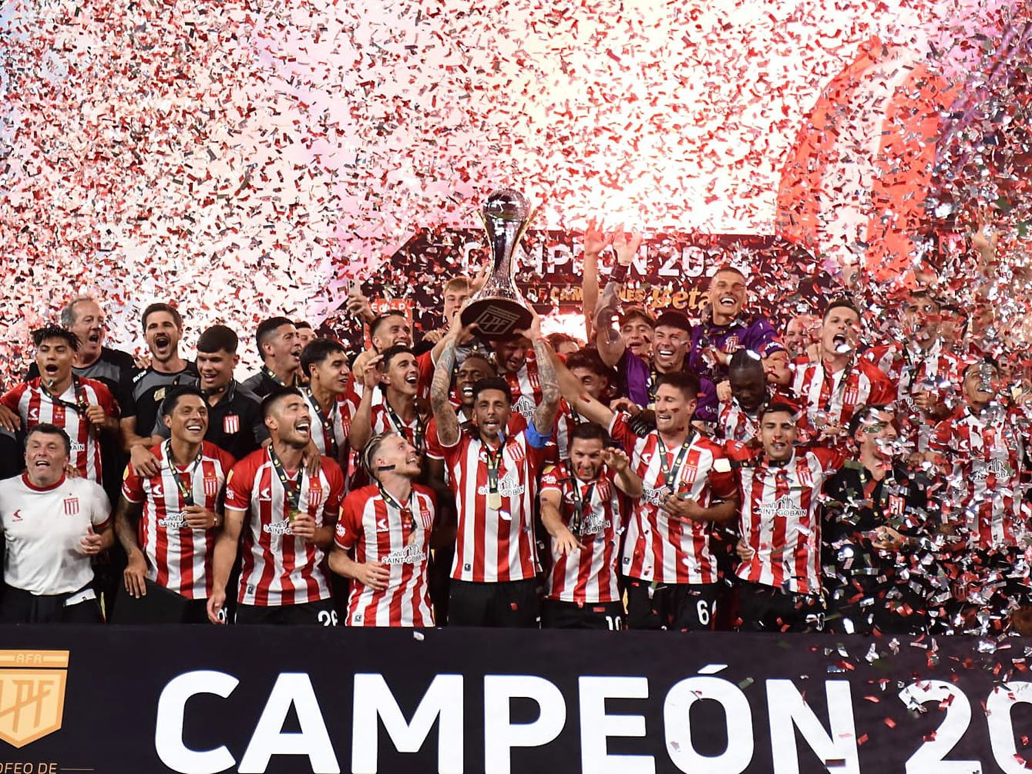 El plantel de Estudiantes levanta la última copa del año en Santiago del Estero.