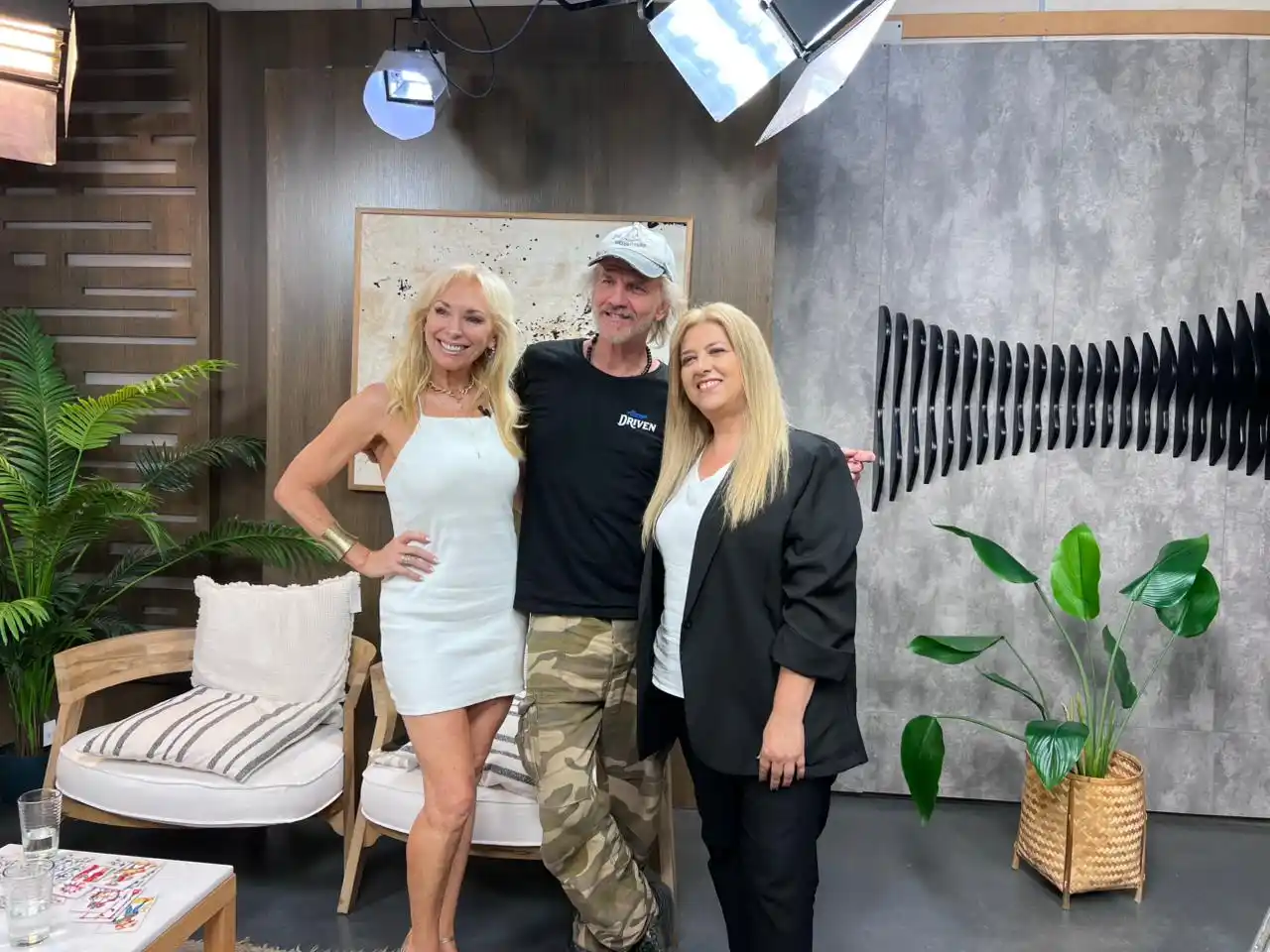 Facundo Arana junto a las conductoras de Plataforma Magazine, Cecilia Corán y Carola Nuñez.