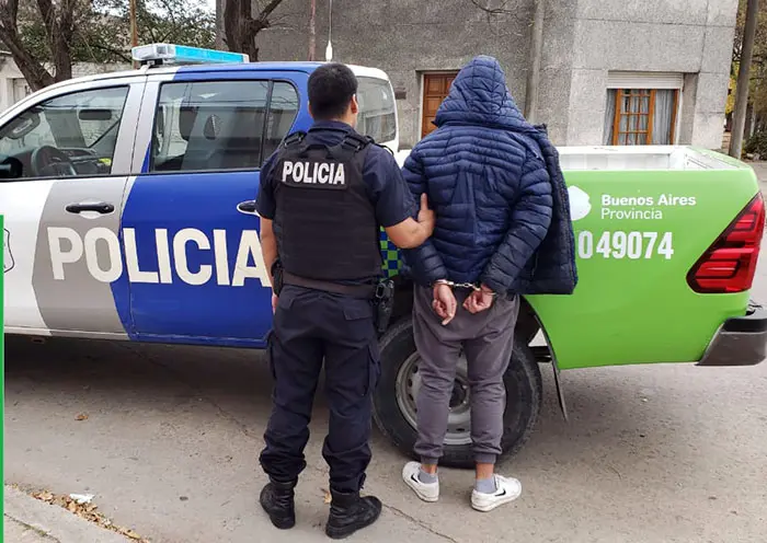 Alterado, un “trapito” amenazó a un automovilista y a policías