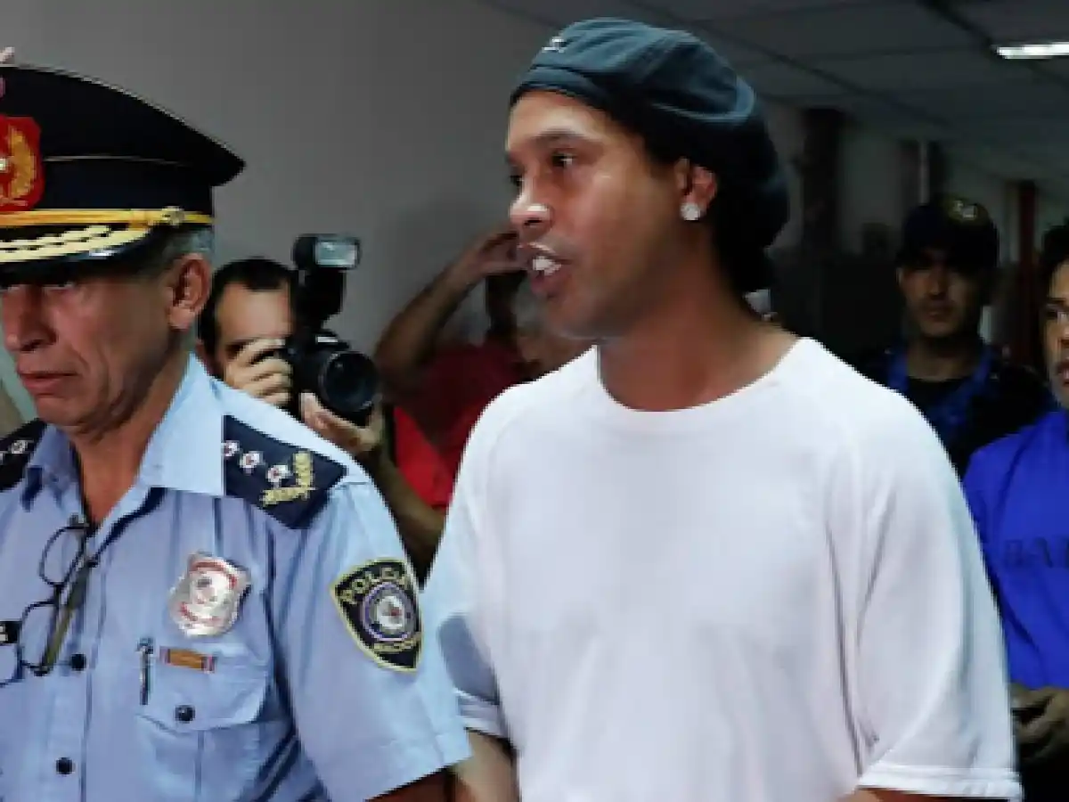 Ronaldinho seguirá detenido en Paraguay