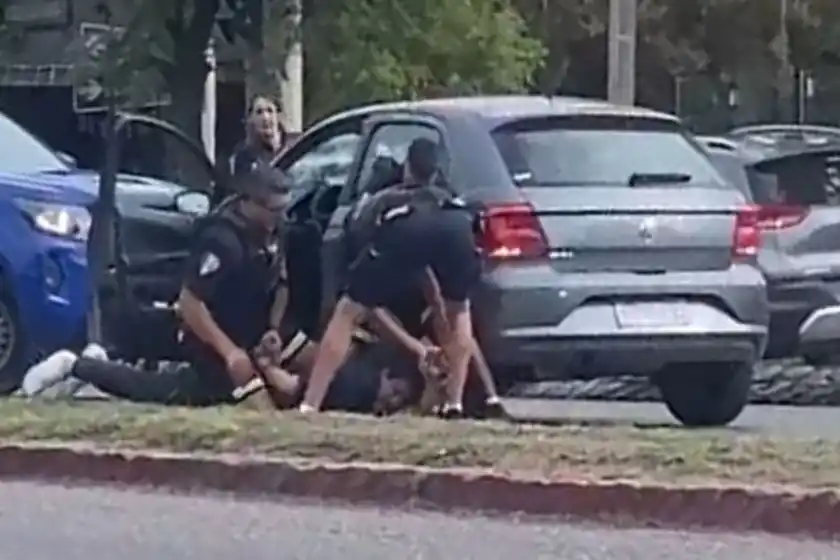 Quiso escapar de la Policía y se llevó puestos a dos uniformados con su auto